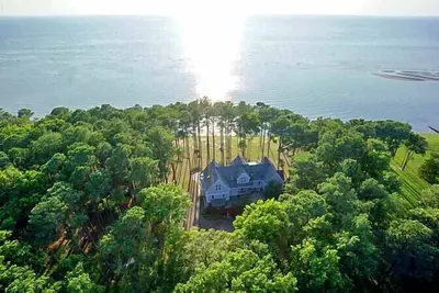 Image de Luxury Beachfront  5 Bedroom, 3. 5 Bath home with 200 ft. of Private Beach!