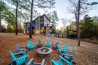 Image de Tranquil Haven - Sleeps 21 - Modern Rustic Luxury Retreat Among the Pines!