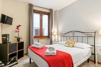 Image de Comfortable and functional 55sqm apartment that can accommodate up to 4 people. Located on the second floor, with elevator (not suitable for disabled), of a characteristic Florentine building, the property is located within Sant'Ambrogio district, a few