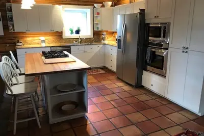 Image de Beautiful, well-appointed, log cabin home with gracious spaces and lots of light
