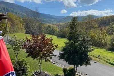 Image de Look! Peaceful, updated family cabin! Hot tub/View/Porches/Location/Ev charger!