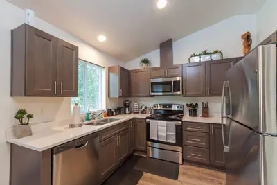 Image de Modern and Stylish, King bed, Wifi, Free Parking!