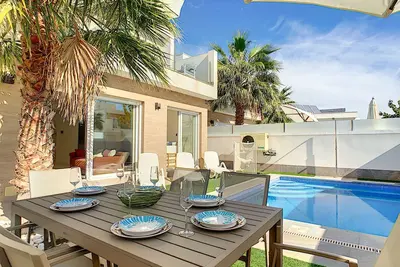 Image de Villa avec piscine privée et jacuzzi
