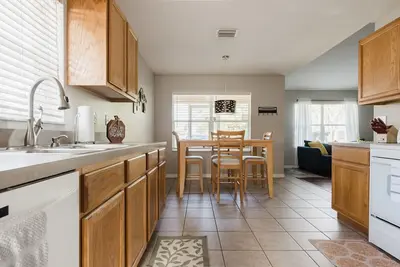Image de Cozy 3/2 Home with Comfy Beds & Ample Parking - Your Perfect Getaway