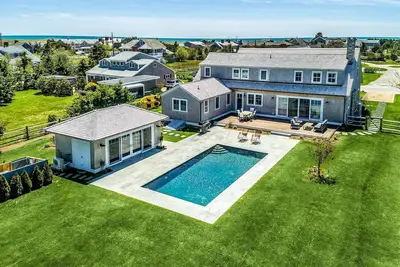 Image de Ultimate Coastal Chic Retreat With Pool