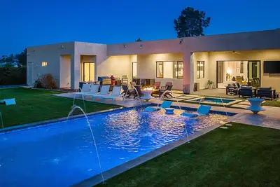 Image de Sleek Paradise Valley Escape with Resort Pool and Indoor Outdoor Flow