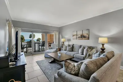 Image de 2nd floor renovated end unit w/ stunning pool, lagoon, and ocean views!