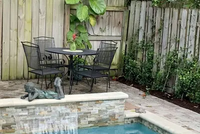 Image de Picture Renting This Beautiful 4 Bedroom Cottage in West Palm Beach, West Palm Beach Cottage 1856