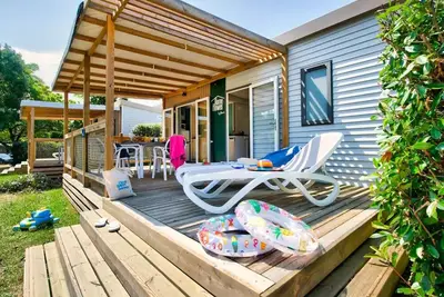 Image de Homeflower Premium 35m² 3 chambres + Clim + terrasse semi-couverte + Tv + draps + serviettes 6 personnes