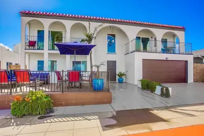 Image de The Crown Jewel Villa with Ac! Bikes, Kayak and Sup!