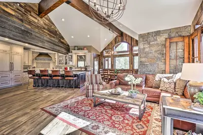 Image de Walk to Lift: Luxe Villa w/ Hot Tub in Copper Mtn