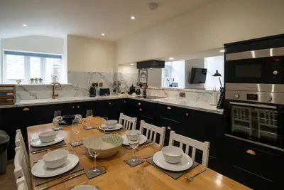 Image de Two separate 2-bedroom apartments, joined by a private hallway. Kendal Town Centre