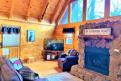 Image de Cozy Cabin Between Gatlinburg and Pigeon Forge Hot Tub Air Hockey Arcade