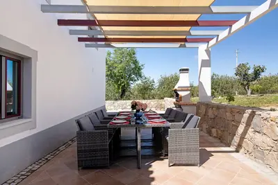 Image de \"Villa Rodrigues Appartement de Vacances I\" idyllique avec climatisation, piscine et jardin