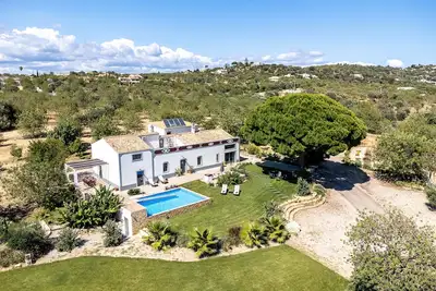 Image de Charmante \"Villa Rodrigues\" avec climatisation, Wi-Fi, piscine et jardin