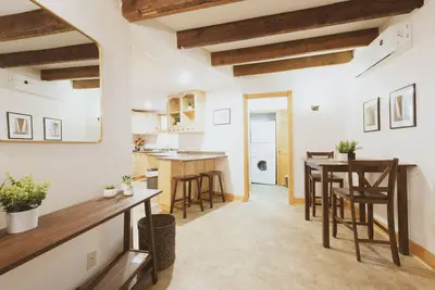 Ground-Level Carriage House ★ Short Walk to Forsyth Park ★ Prime Location