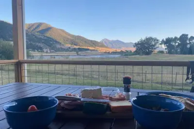Image de Evergreen Lane Getaway · Views of the river from the large porch