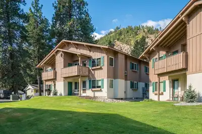 Icicle Ridge Suite - Steps away from adventure- Pet Friendly