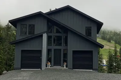 Image de The Dark and Stormy Executive Mountain Retreat. The Cabin to Ski in and Ski Out