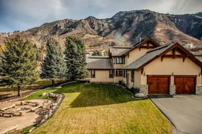 Image de This stunning lodge is nestled on the Wasatch Mountain foothills!
