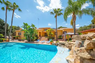 Spectacular villa with pool and private tennis court150 meters from the sea