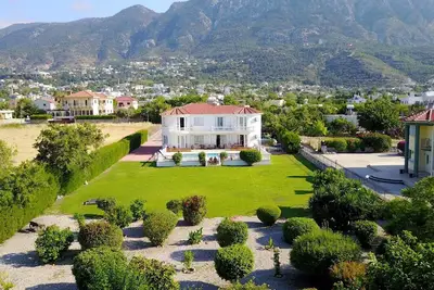 Image de Captivating 5-Bed Villa with private pool & garden