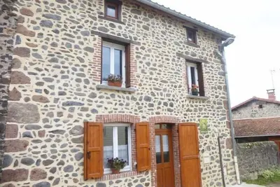 Image de Maison de bourg restaurée avec cour privative au coeur d'un village paisible, proche gorges de l'Allier et sites historiques