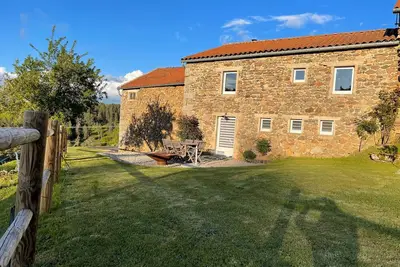 Image de Ancienne ferme rénovée avec jardin privé, poêle à bois et terrasse