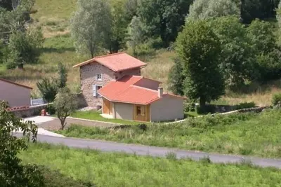 Image de Maison de Charme à Proximité du Puy-en-Velay avec Jardin et Équipements Famille