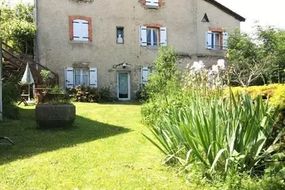 Image de Gîte chaleureux entre festivals, nature et confort avec wifi à Jullianges
