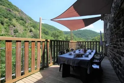 Gîte spacieux avec terrasse surplombant rivière, idéale pour pêche et sports d’eau, tout inclus