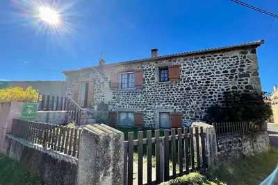 Gîte familial avec terrasses, cheminée et équipements bébé à Château-la-Ville, près de l’Allier
