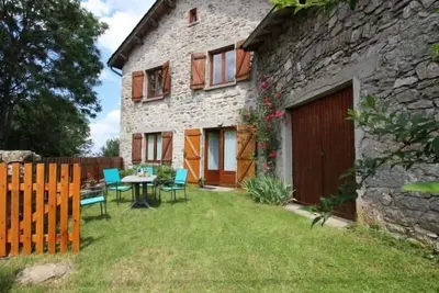 Gîte familial au calme avec jeux, Vtt, randonnée, près du Parc Livradois, La Chaise-Dieu et Craponne