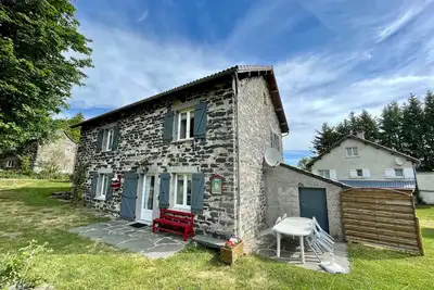 Image de Maison de charme en pierres avec jardin, cheminées et jeux pour enfants, proche forêt du Meygal