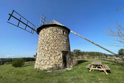 Image de Moulin à vent restauré avec vue sur la campagne