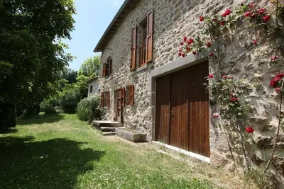 Image de Maison de charme en pierre au bord d’un ruisseau, proche d’un bourg médiéval – Jardin et garage inclus