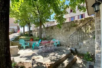 Charmante maisonnette à Blavozy, proche du Puy-en-Velay, avec terrasse privative, WiFi, et parking