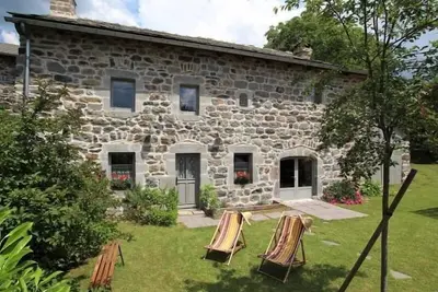 Image de Gîte familial restauré avec jardin clos, équipements bébé, animaux acceptés, proche St-Julien-Chapteuil