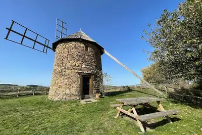 Image de Petit moulin avec jardin, près des moulins et éoliennes