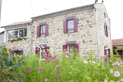 Charmant gîte rénové, 3 chambres, cheminée, terrasse et jardin, proche Brioude et sites touristiques.