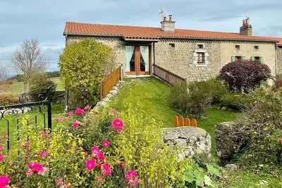 Image de Maison Ancienne au Calme avec Cheminée et Équipements Bébé, Proche de Saugues