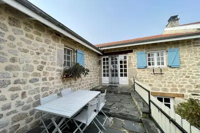 Gîte familial avec terrasse proche châteaux, lac, et parcours aventure