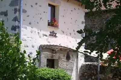Image de Ancien pigeonnier restauré avec terrasse, terrain clos et équipements bébé à Sarlanges, Retournac