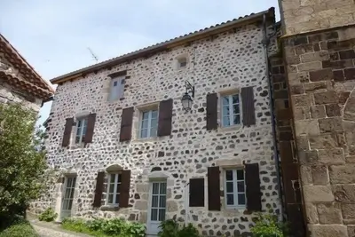 Image de Ancien presbytère avec 3 chambres au pied d'une forteresse médiévale