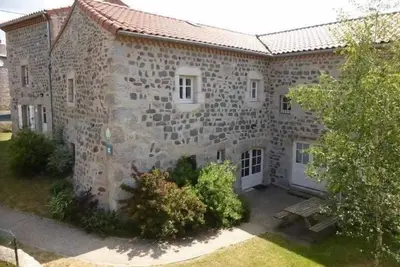 Image de Gîte charmant pour 8 pers à Rauret avec cheminée, terrasse et accès \"Tourisme et Handicap\"