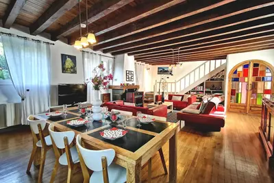 Grande maison au cœur d'un village historique avec terrasse et Wifi inclus