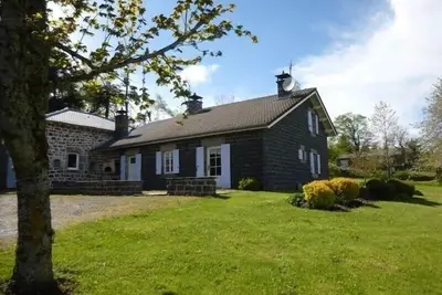 Image de Maison en forêt avec terrasse, jeux pour enfants et cheminée, près du Pic du Lizieux et du Lac bleu