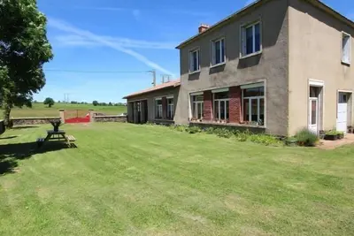 Image de Gîte familial avec charme d'école, terrasse, terrain clos, proche gorges de la Loire et sites naturels