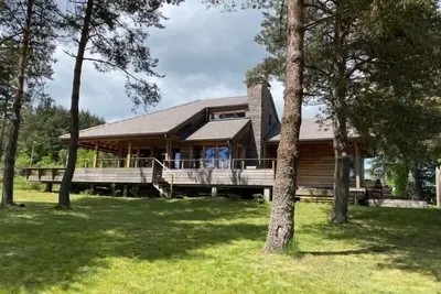 Image de Luxe et détente : Lodge avec Spa privatif et accès piscine, golf, et aire de jeux.