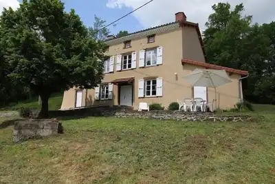 Maison de campagne avec grande terrasse, près de Lavaudieu et accessible Pmr
